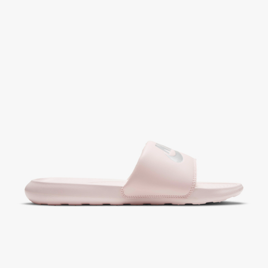 W NIKE VICTORI ONE SLIDE