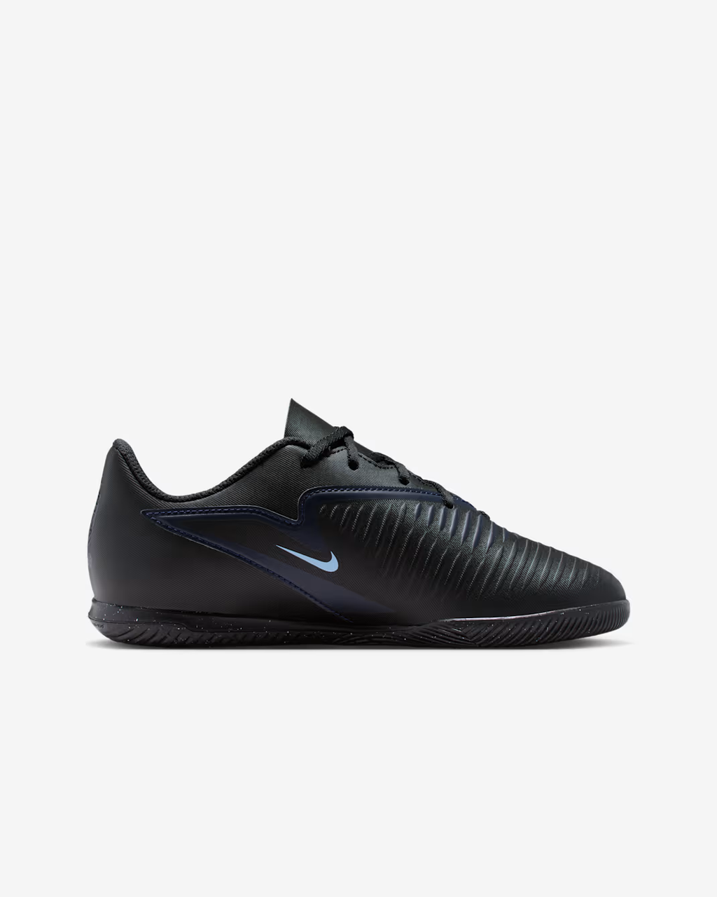 Nike Jr. Phantom 6 Low Club Tacos de fútbol para cancha cubierta para niños grandes