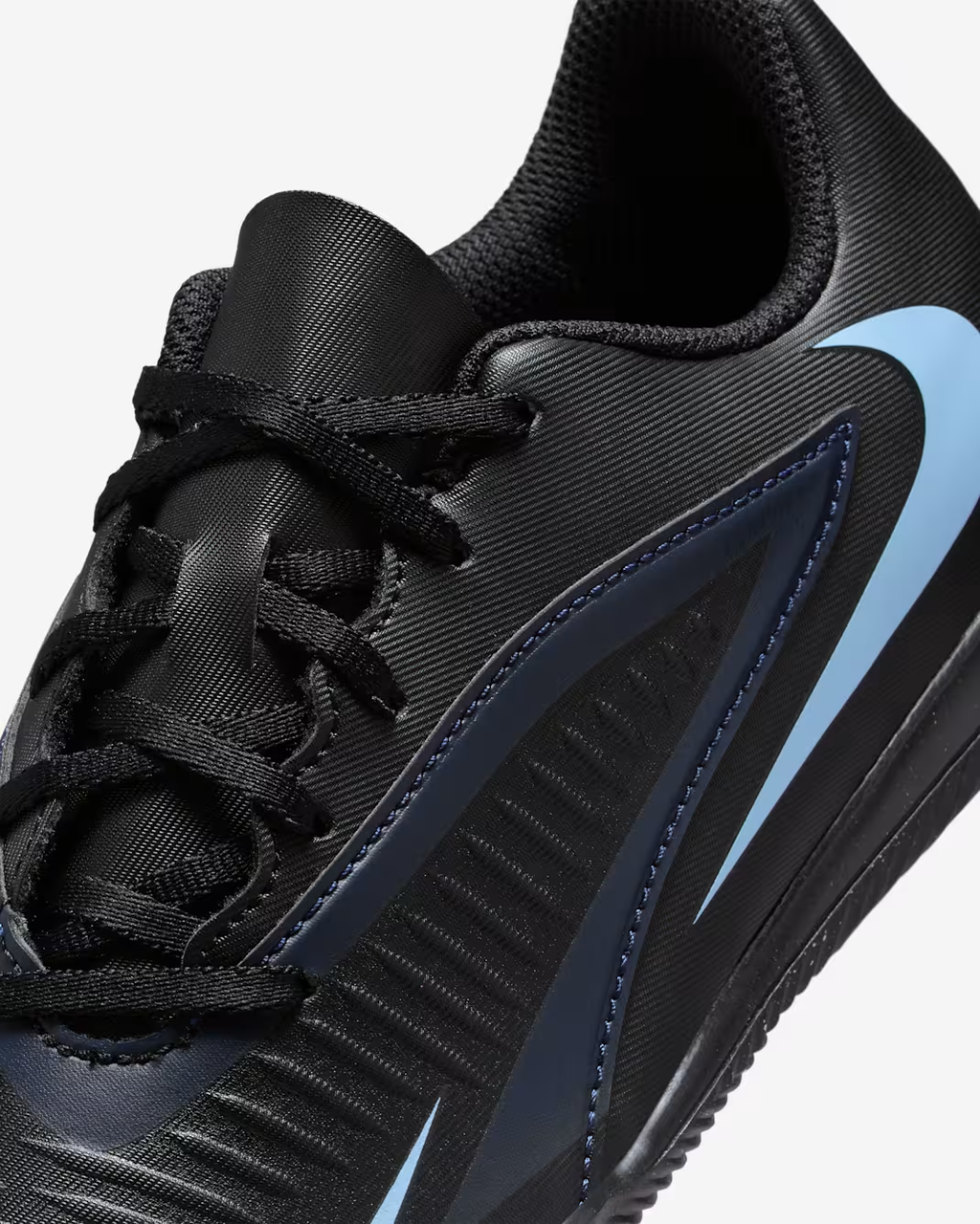 Nike Jr. Phantom 6 Low Club Tacos de fútbol para cancha cubierta para niños grandes
