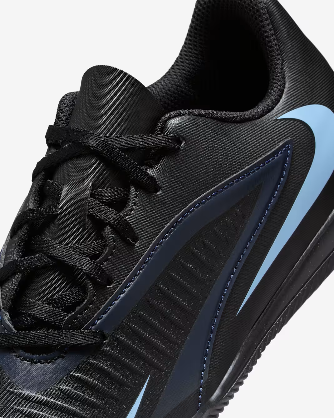 Nike Jr. Phantom 6 Low Club Tacos de fútbol para cancha cubierta para niños grandes
