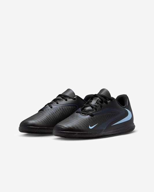 Nike Jr. Phantom 6 Low Club Tacos de fútbol para cancha cubierta para niños grandes