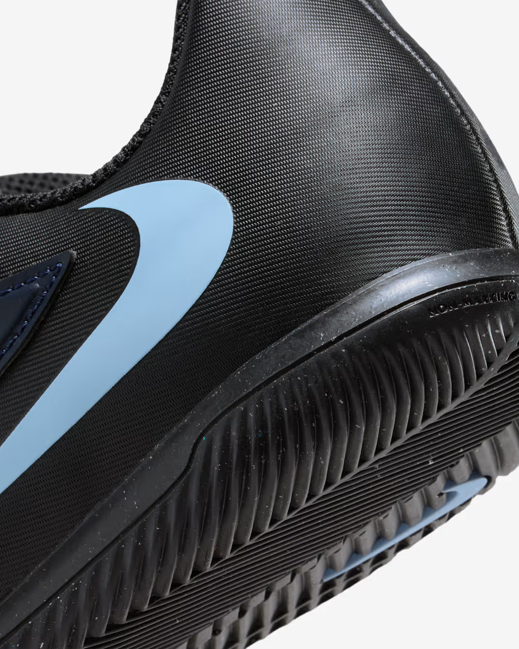 Nike Jr. Phantom 6 Low Club Tacos de fútbol para cancha cubierta para niños grandes