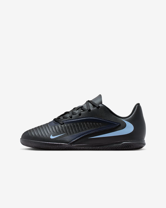 Nike Jr. Phantom 6 Low Club Tacos de fútbol para cancha cubierta para niños grandes